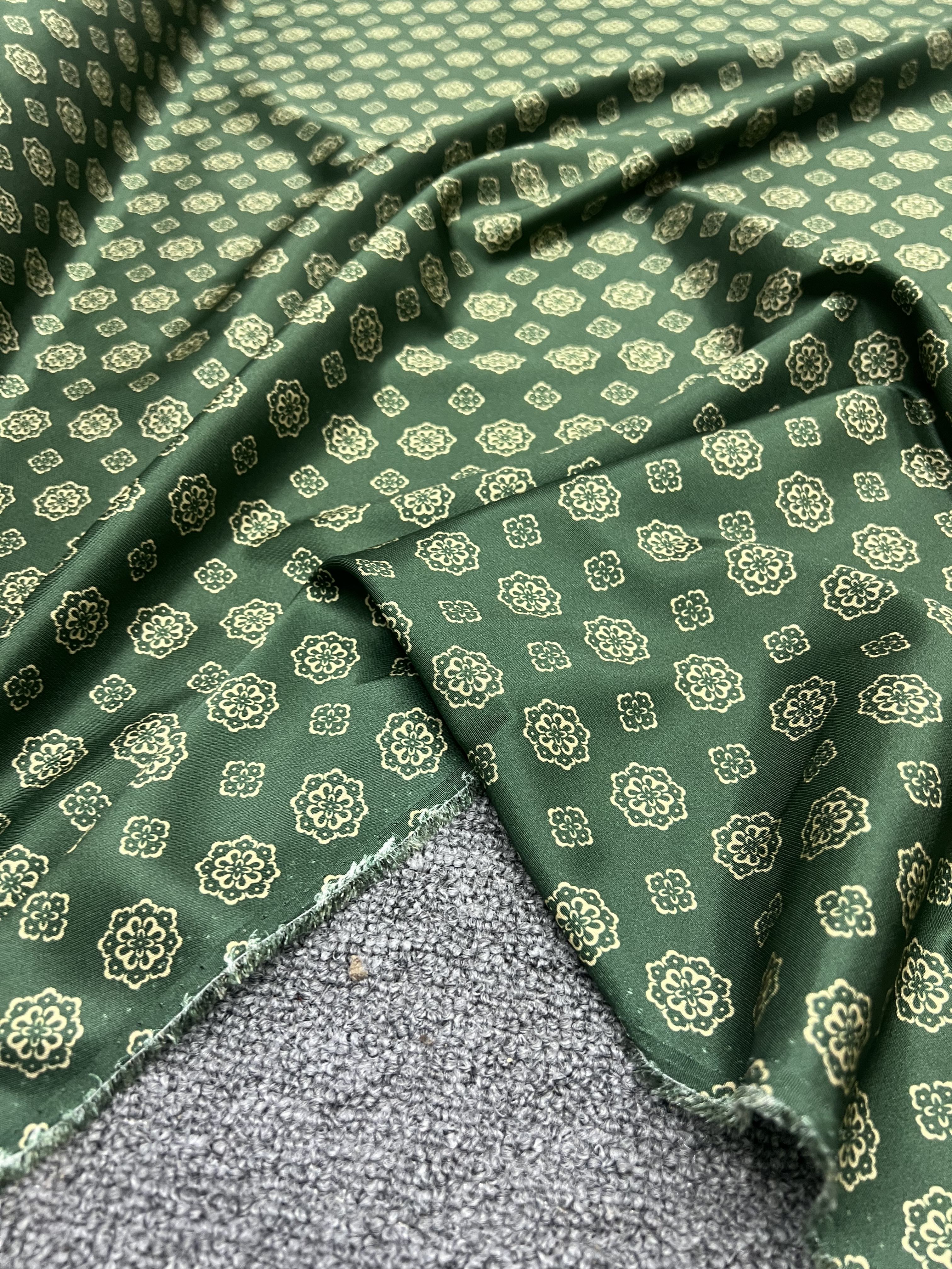 BUBLSJ - 21 Momme Green print Digital Print Stretch Silk Satin Fabric - 140cm wide by the Yard
