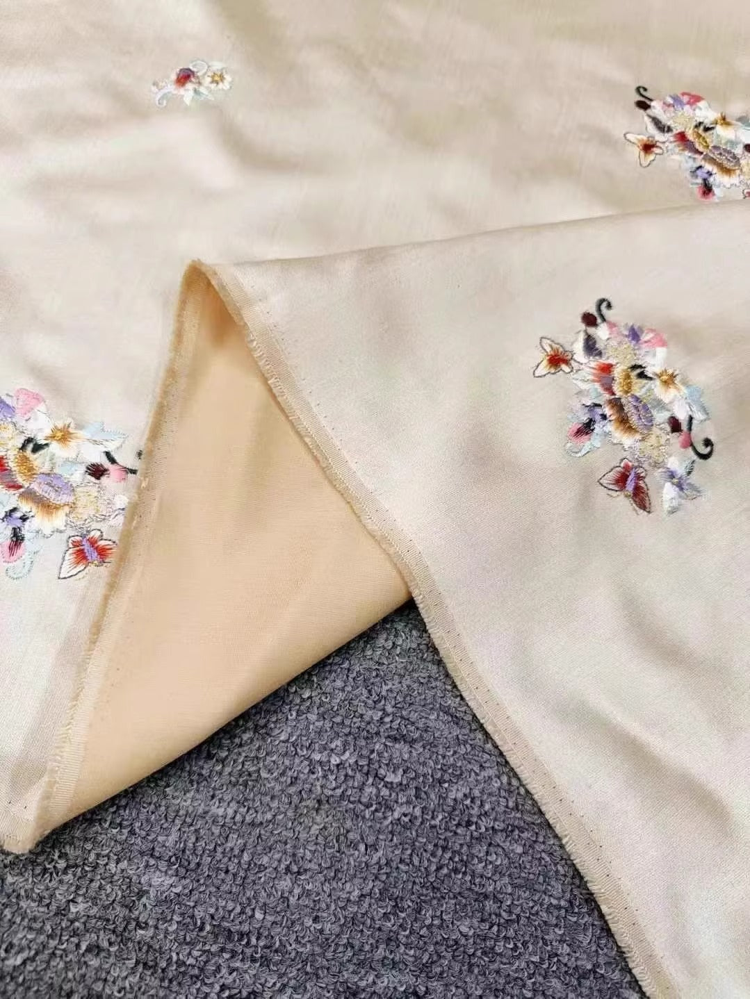 CJZGJSS - Embroidered silk-wool satin fabric, 35 momme, 140 cm wide, sold by the yard