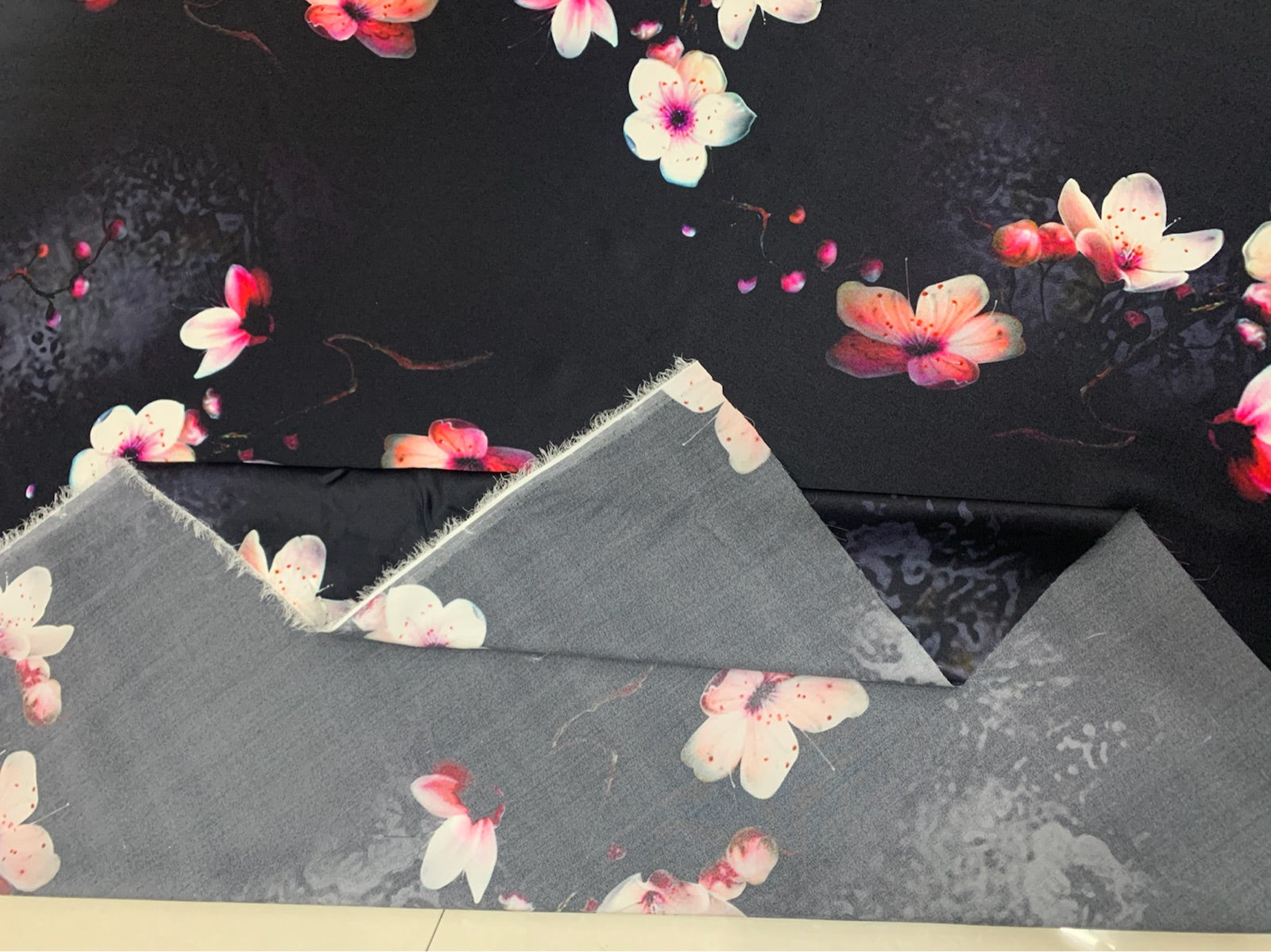 FEYUFA - 19 Momme Flower on Black background Pattern Digital Print Stretch Silk Satin Fabric - 108cm wide by the Yard