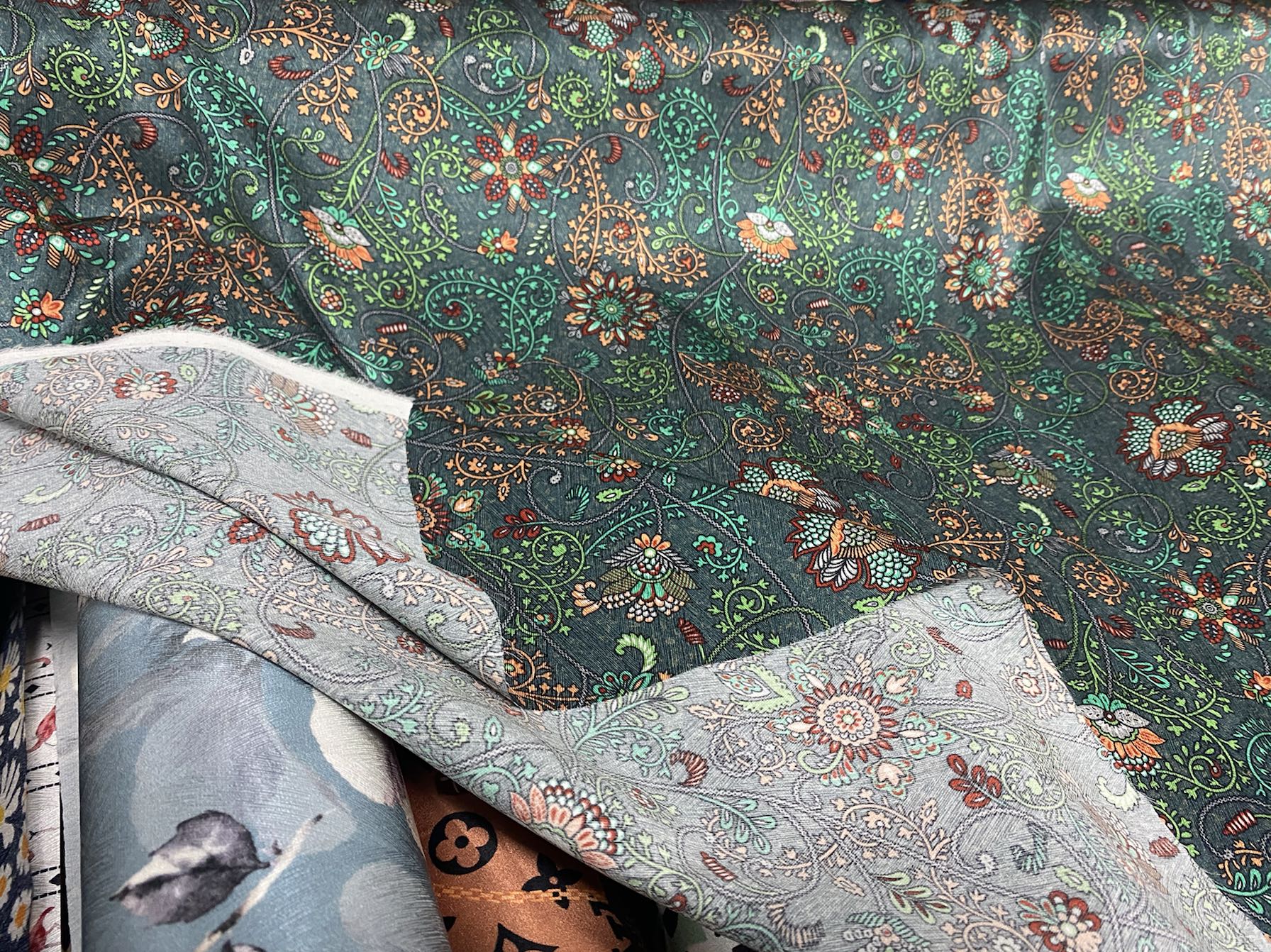 NEWRUI - 22 Momme Flower Pattern Digital Print Stretch Silk Satin Fabric - 108cm wide by the Yard