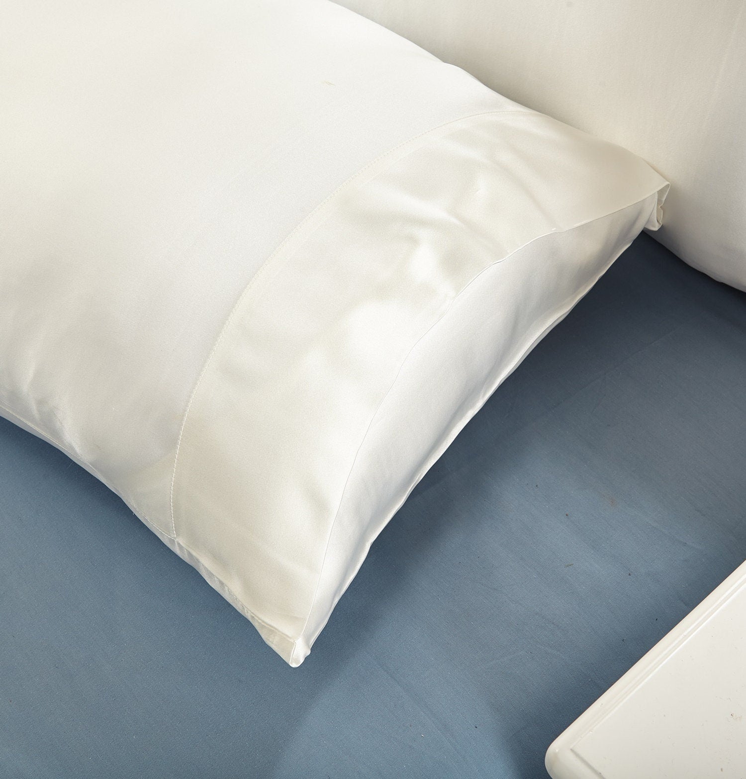 30mm Solid Off-White, Handmade with 100% 6A Pure Silk, Beauty Sleep Anti Ageing/Wrinkles, for King, Queen, Customized sizes Bedding.