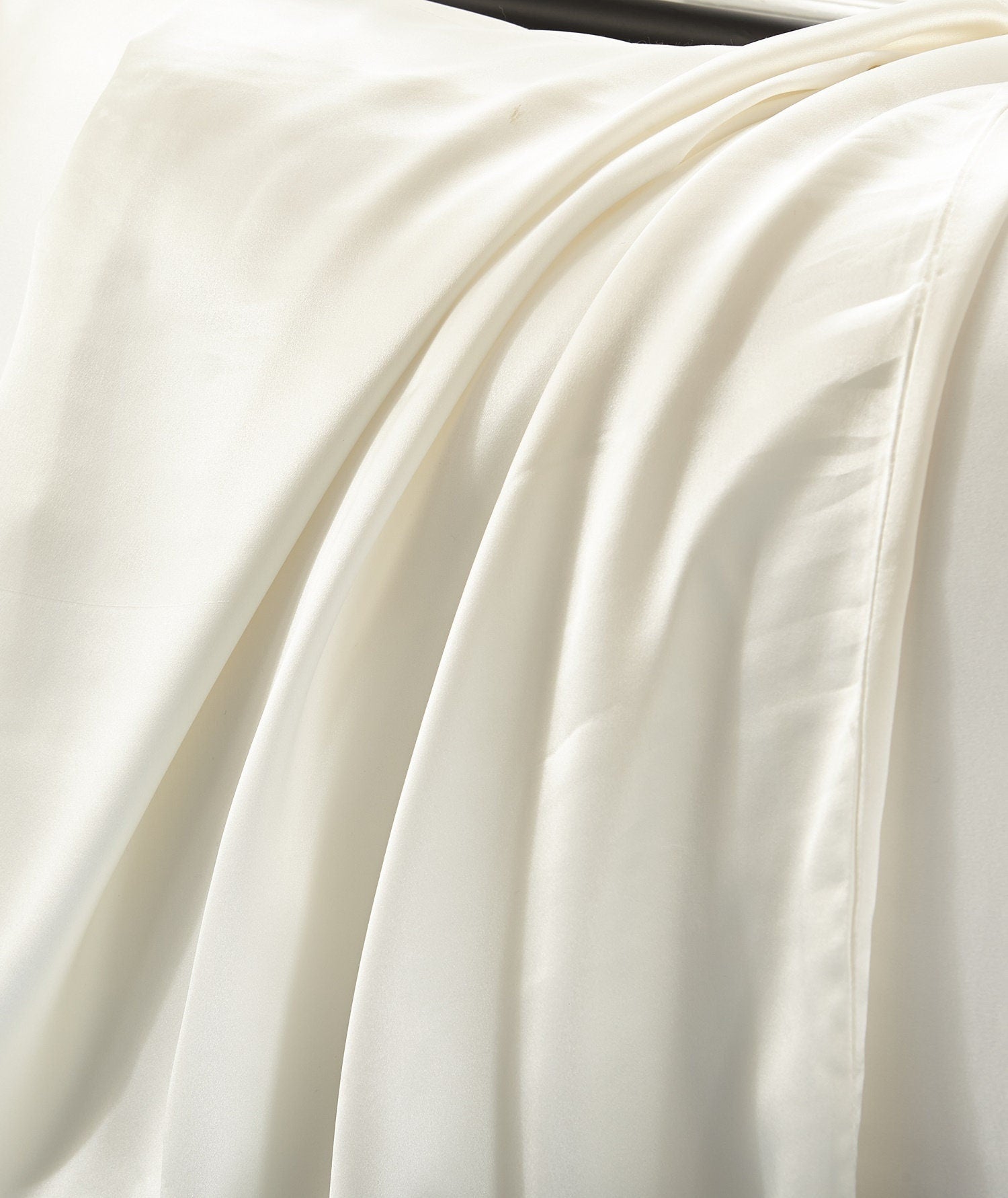 30mm Solid Off-White, Handmade with 100% 6A Pure Silk, Beauty Sleep Anti Ageing/Wrinkles, for King, Queen, Customized sizes Bedding.