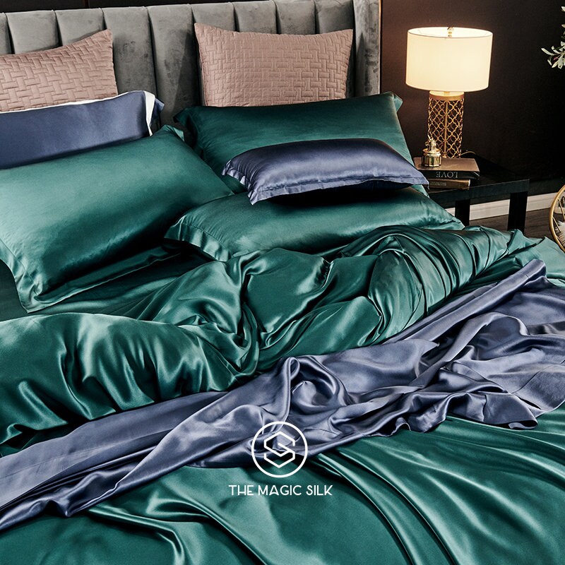 Luxurious Silk Bedding Set 4 pieces. Charmeuse silk bedding set in Dark Green. Made in 25 momme 100% Anti-Allergic Mulberry Silk.