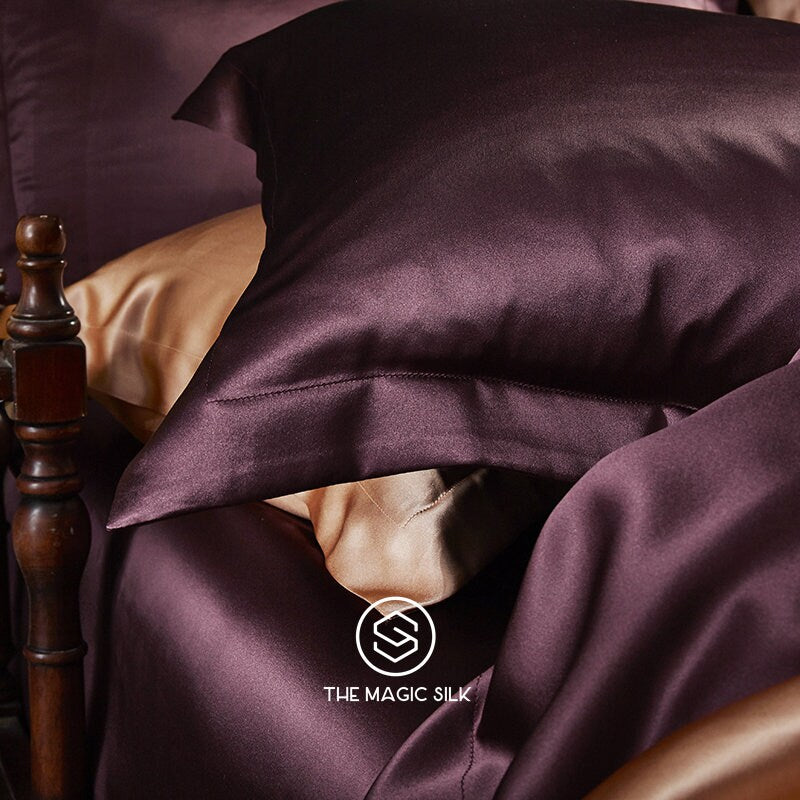 Luxurious Silk Bedding Set 4 pieces. Charmeuse silk bedding set in Berry Purple. Made in 25 momme 100% Anti-Allergic Mulberry Silk.