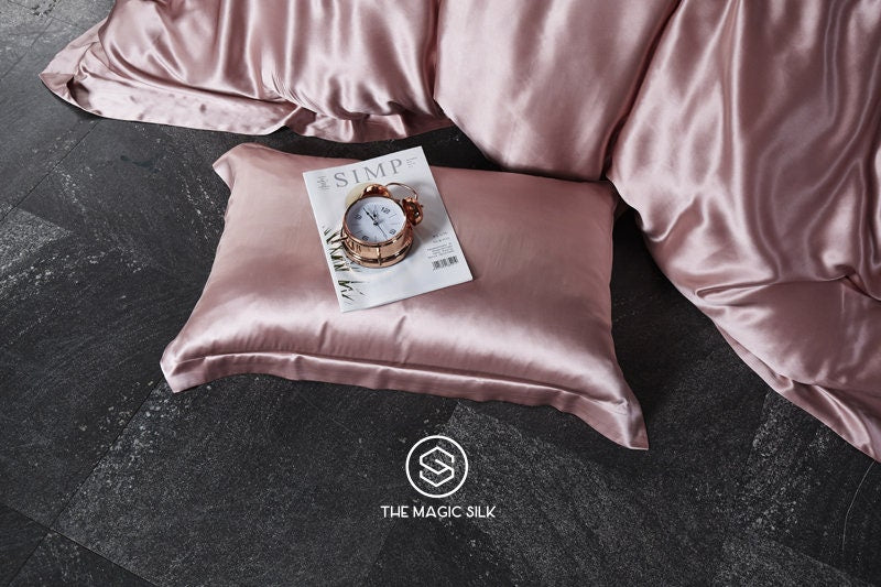 Luxurious Silk Bedding Set 4 pieces. Charmeuse silk bedding set in Anna Pink. Made in 25 momme 100% Anti-Allergic Mulberry Silk.