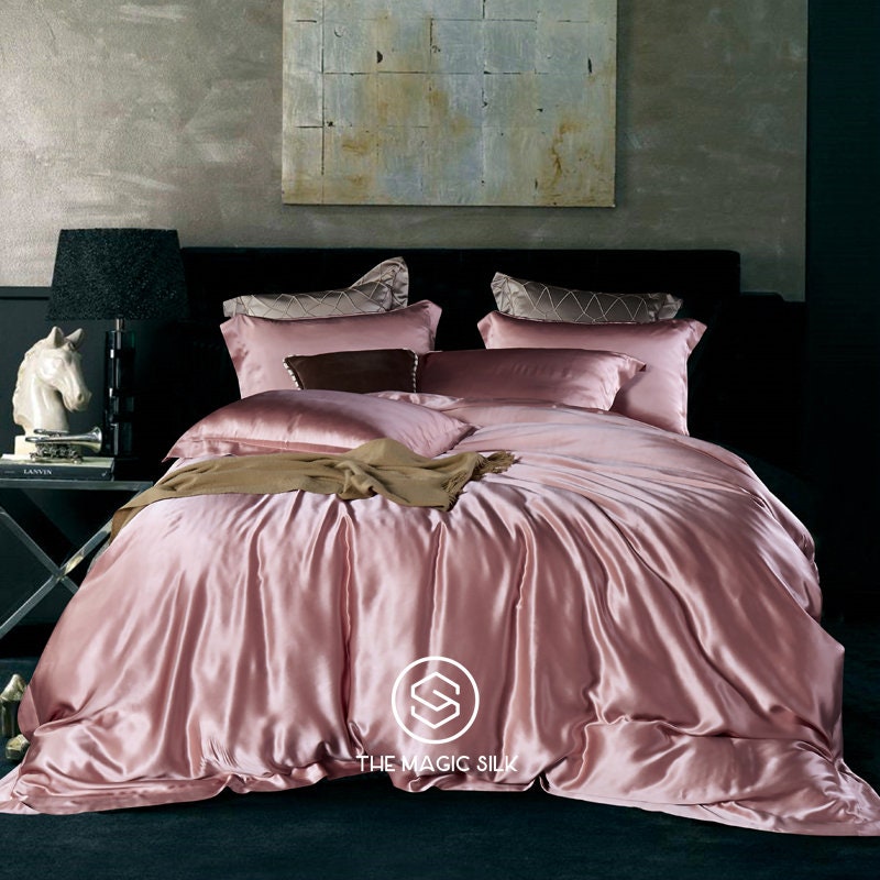 Luxurious Silk Bedding Set 4 pieces. Charmeuse silk bedding set in Anna Pink. Made in 25 momme 100% Anti-Allergic Mulberry Silk.