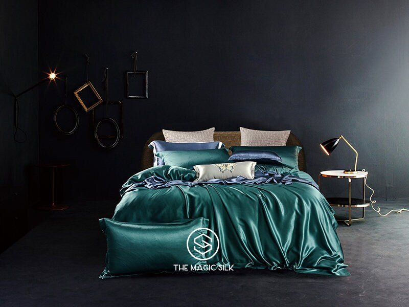 Luxurious Silk Bedding Set 4 pieces. Charmeuse silk bedding set in Dark Green. Made in 25 momme 100% Anti-Allergic Mulberry Silk.