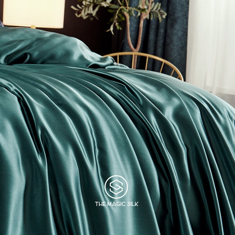 Luxurious Silk Bedding Set 4 pieces. Charmeuse silk bedding set in Dark Green. Made in 25 momme 100% Anti-Allergic Mulberry Silk.