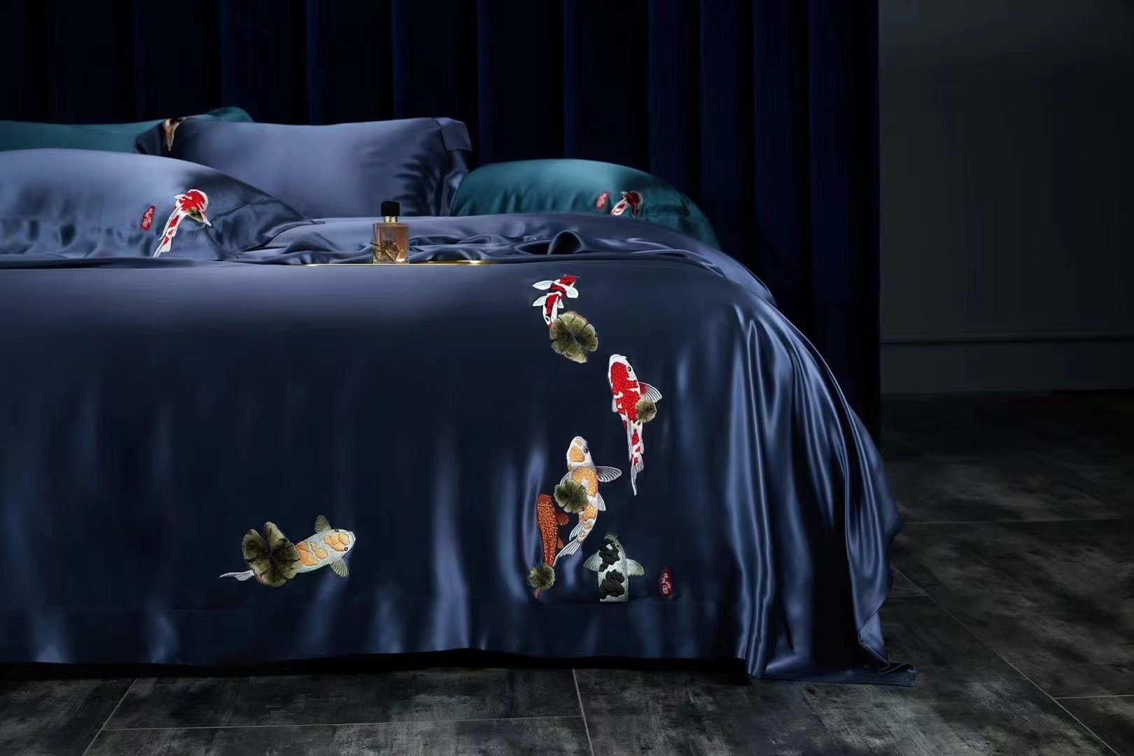 New collection Hand Embroidery/25 Momme Mulberry Silk Bedding Set 4pcs in Chinese Bridal Red