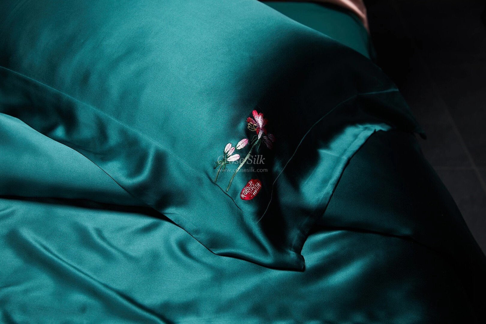 AS WISHES EMBROIDERY - 25 Momme 100% Mulberry Silk Bedding Set 4 pieces