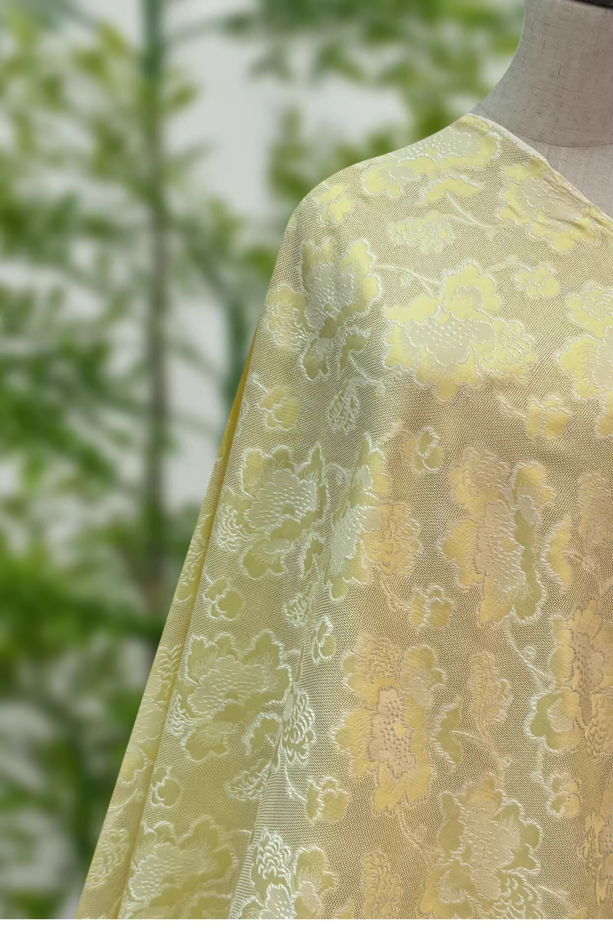 李德喜。四经八纬色织罗XYLN004 - Leno silk fabric, light yellow peony , 25 momme 114cm wide by the yard