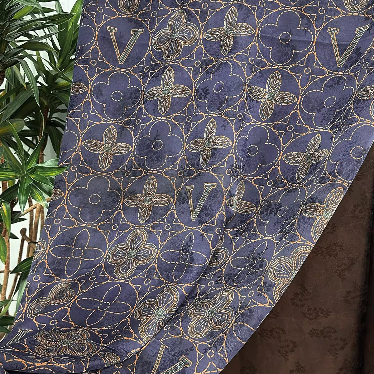 XYHYS 传统纹样- Jacquard HUALUO Hongyunsha silk fabric, 26 momme openwork texture, 110cm by the Yard