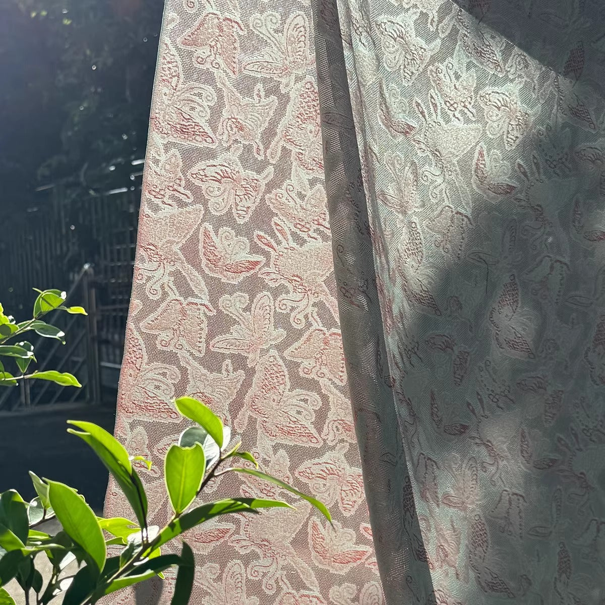 李德喜。四经八纬色织罗 XYLN008 - Leno silk fabric, pink butterfly, 25 momme 114cm wide by the yard