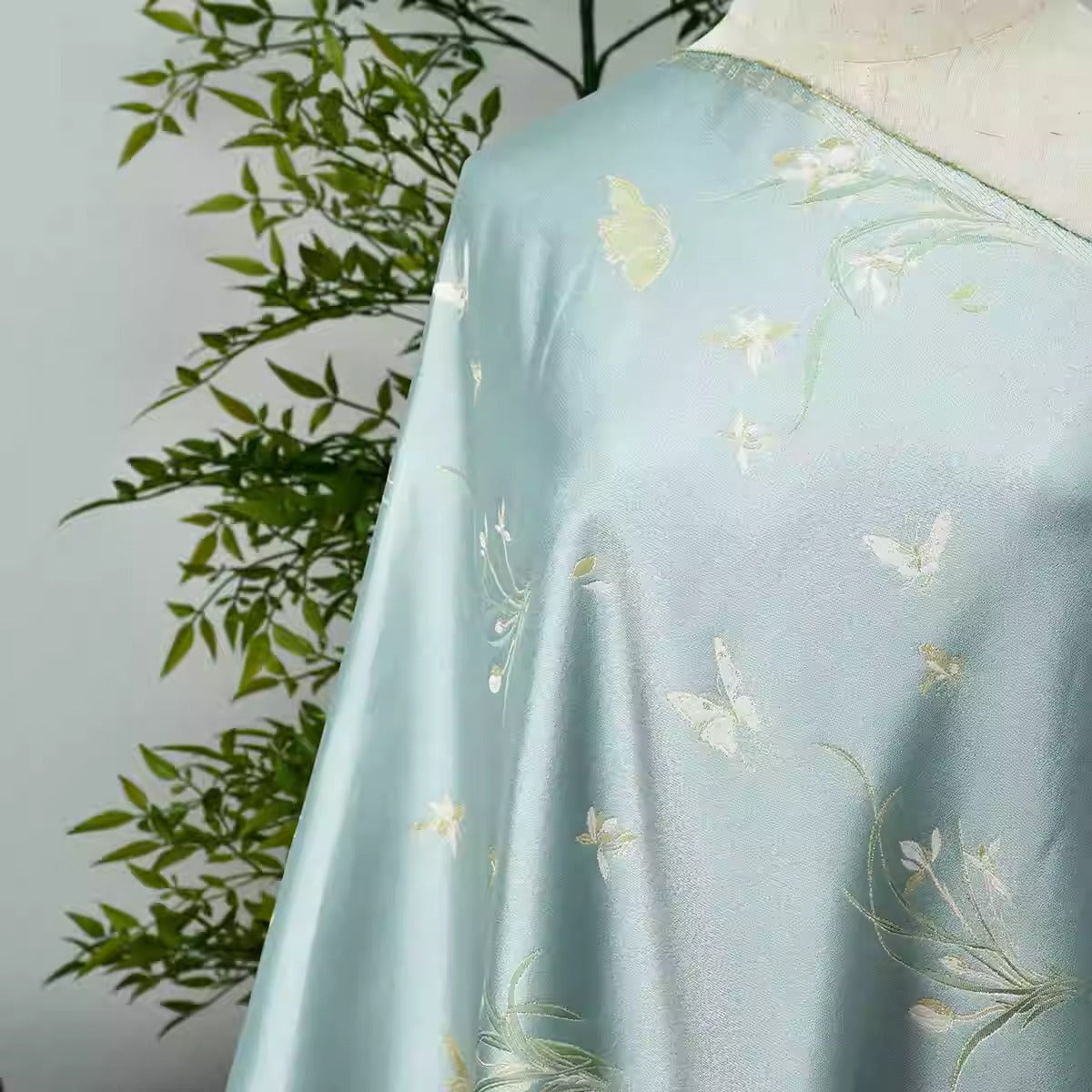 XYLDXSJ 兰花 - Gilt-Thread Song Brocade 织金宋锦, 38 momme 140cm wide by the yard