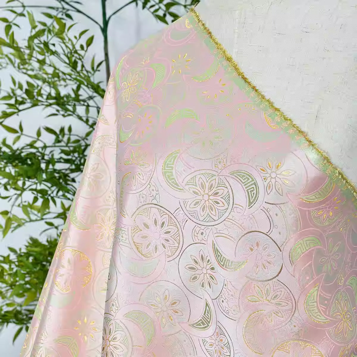 XYLDXSJ 月牙团窠粉色 - Gilt-Thread Song Brocade 织金宋锦, 38 momme 140cm wide by the yard