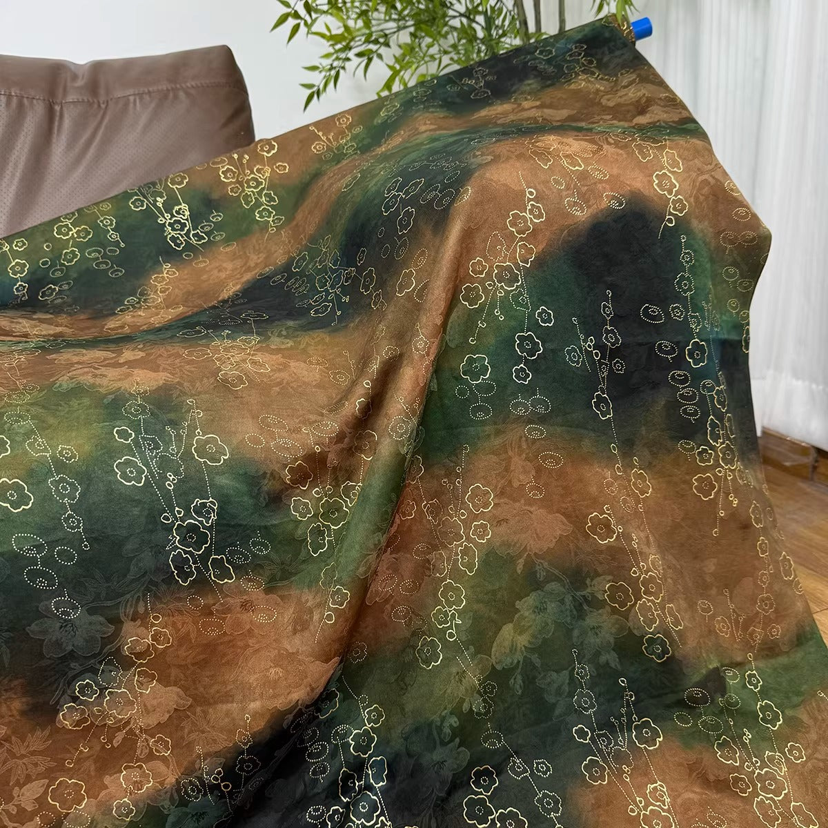 XYHYS数码烫金- Jacquard HUALUO Hongyunsha silk fabric, 25 momme openwork texture, 110cm by the Yard