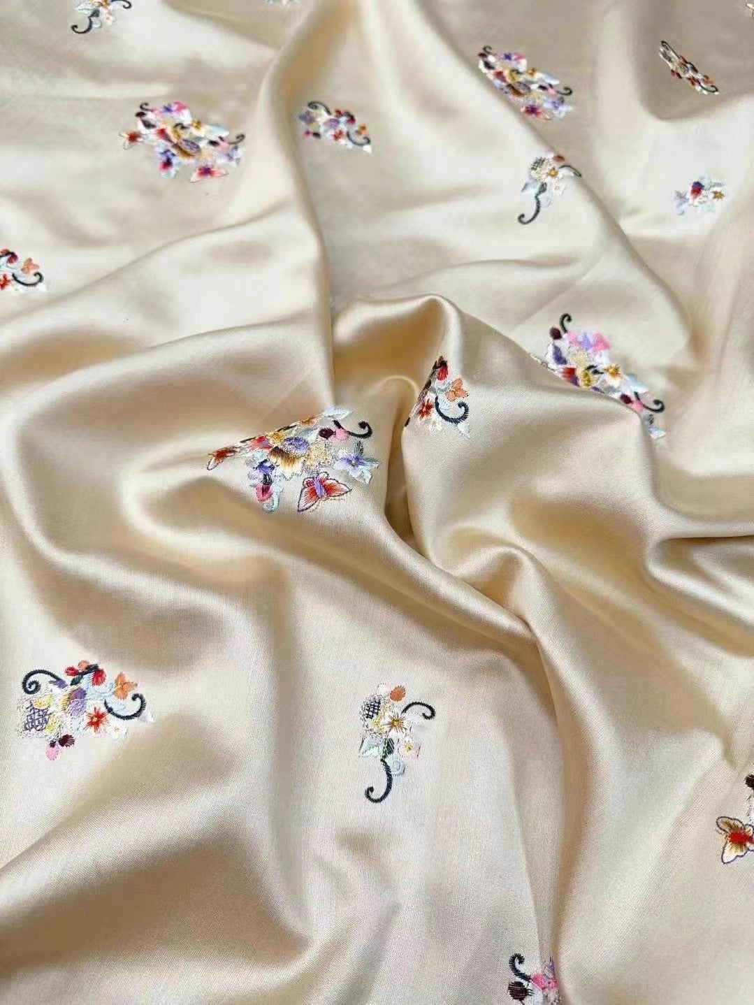 CJZGJSS - Embroidered silk-wool satin fabric, 35 momme, 140 cm wide, sold by the yard