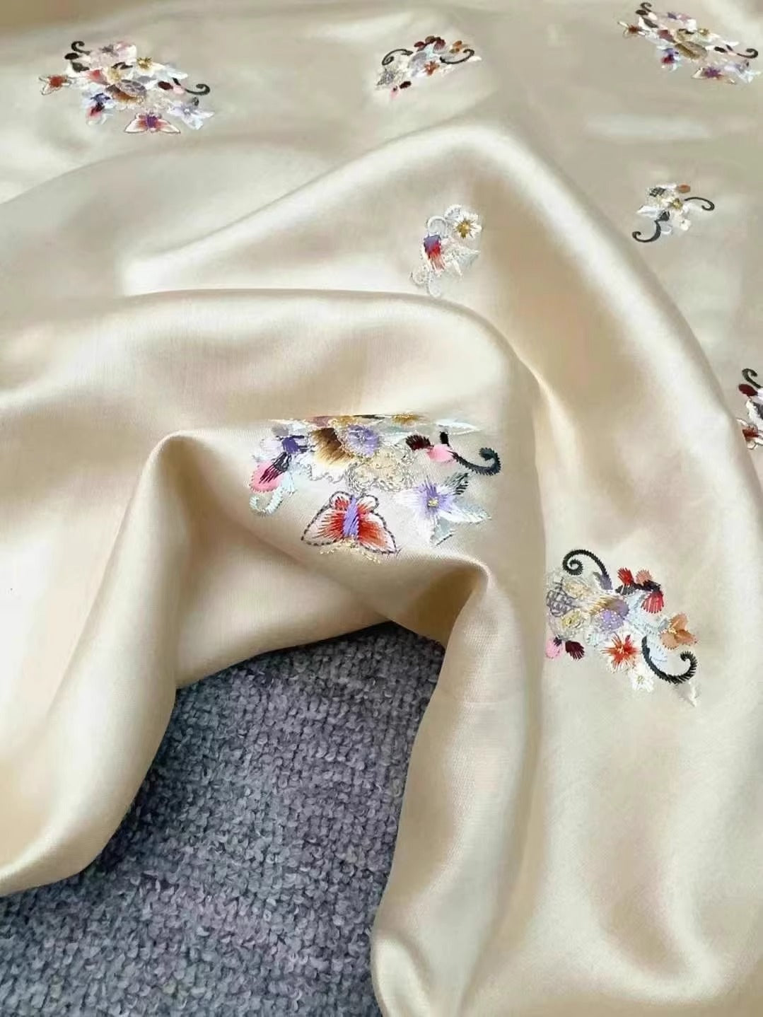 CJZGJSS - Embroidered silk-wool satin fabric, 35 momme, 140 cm wide, sold by the yard
