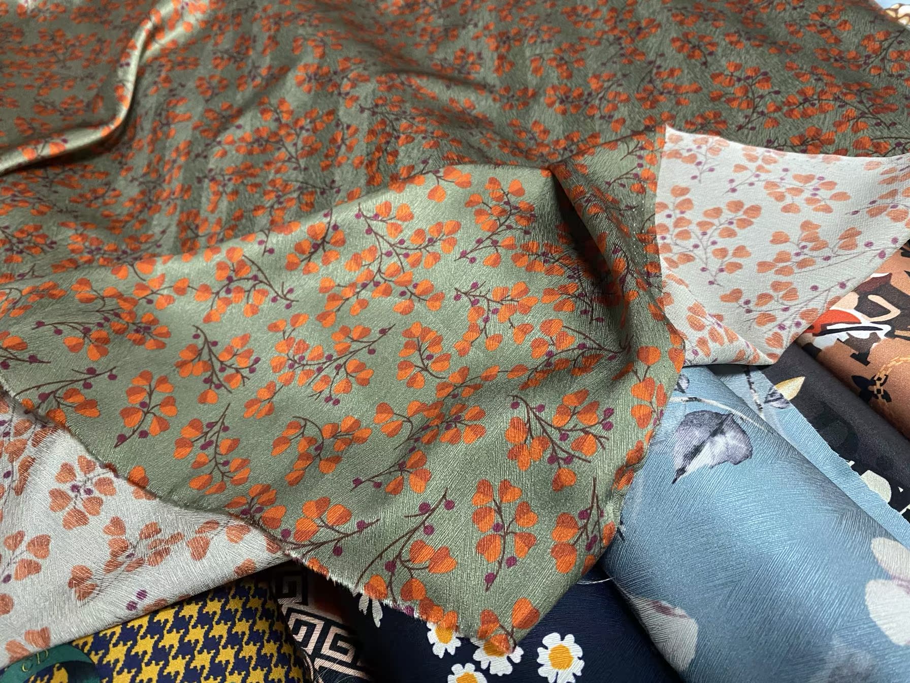 JUSEYE - 22 Momme Orange Leaves  Pattern Digital Print Stretch Silk Satin Fabric - 138cm wide by the Yard