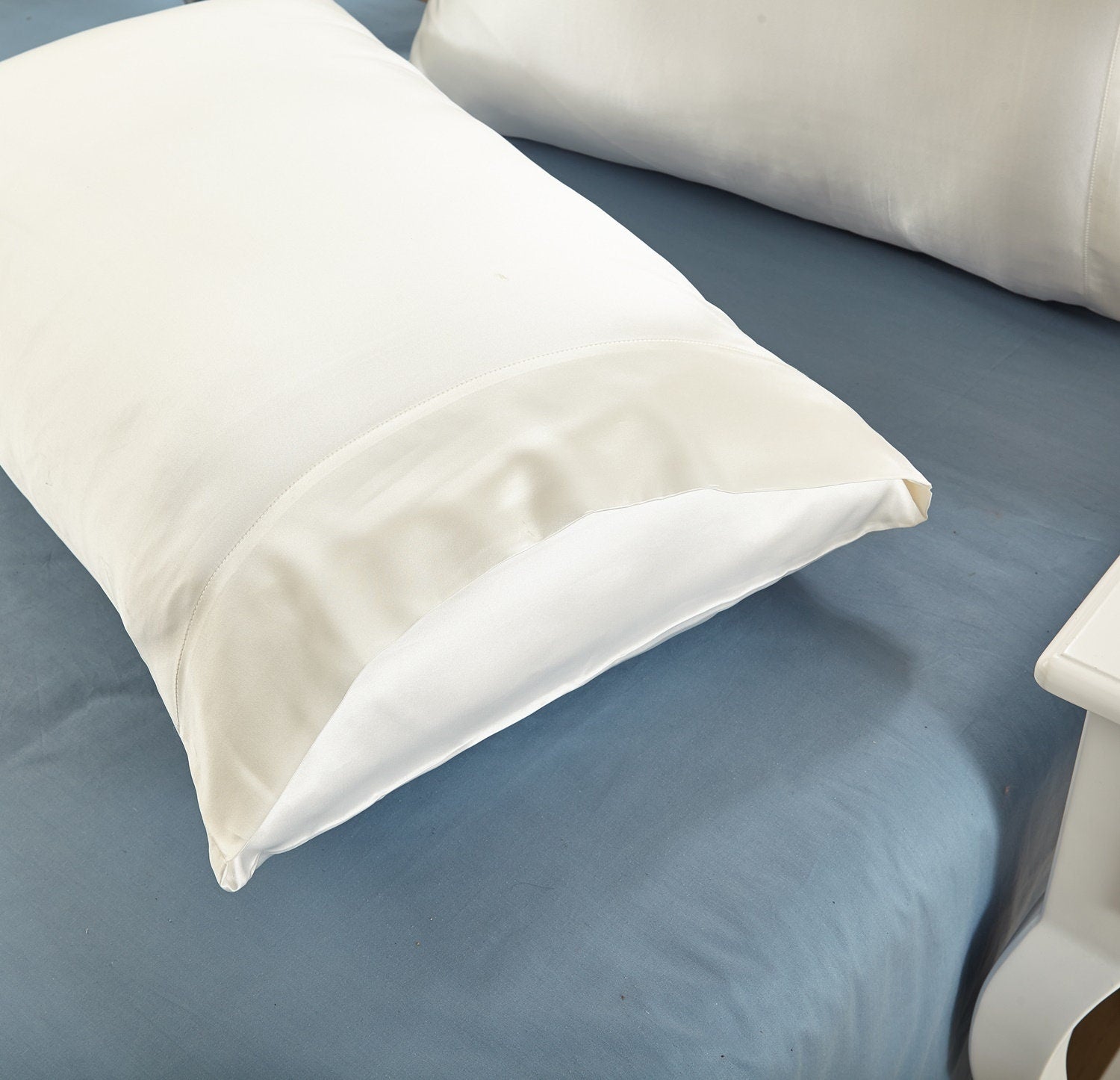 30mm Solid Off-White, Handmade with 100% 6A Pure Silk, Beauty Sleep Anti Ageing/Wrinkles, for King, Queen, Customized sizes Bedding.