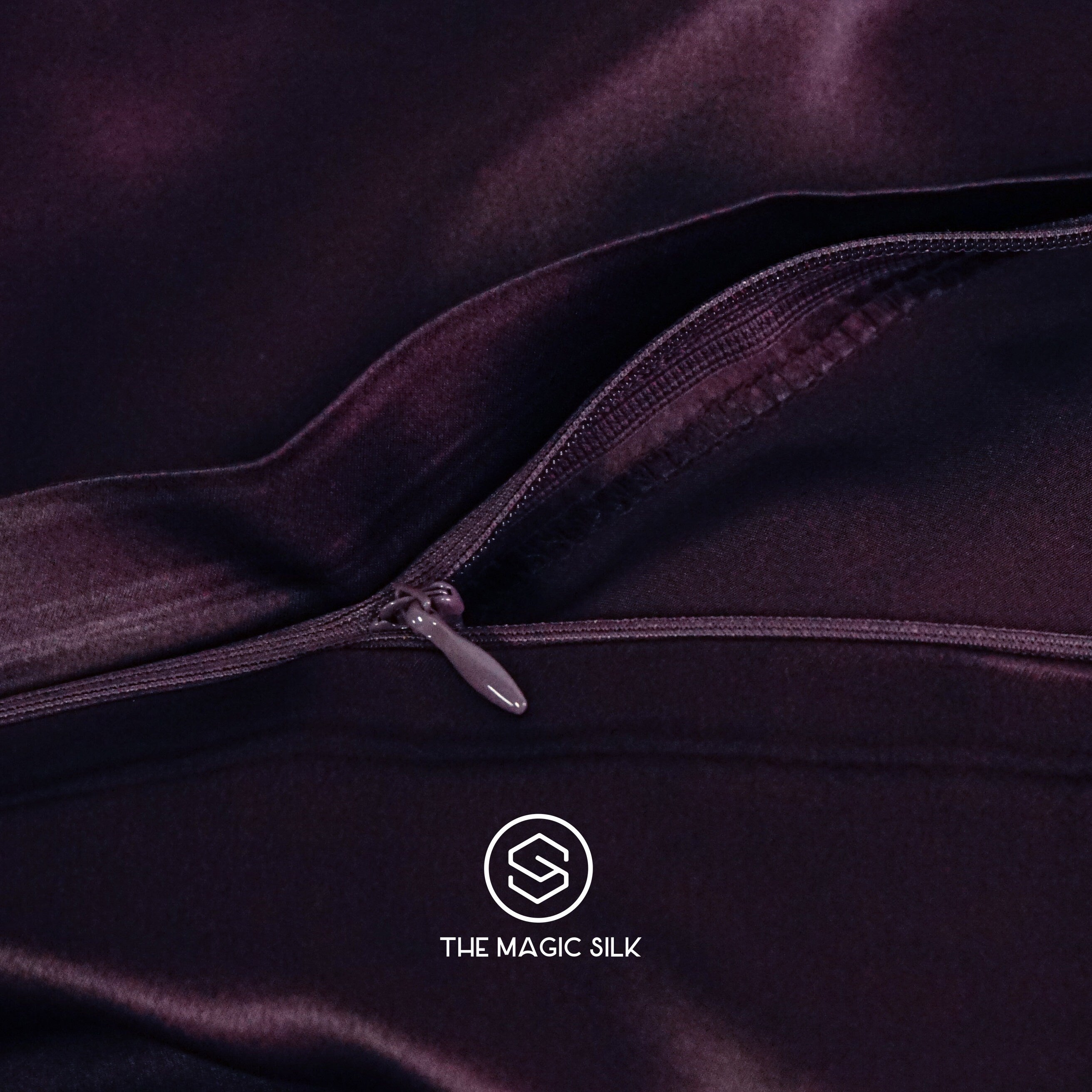 Luxurious Silk Bedding Set 4 pieces. Charmeuse silk bedding set in Berry Purple. Made in 25 momme 100% Anti-Allergic Mulberry Silk.