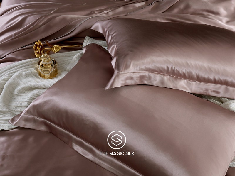Luxurious Silk Bedding Set 4 pieces. Charmeuse silk bedding set in Bean Purple. Made in 25 momme 100% Anti-Allergic Mulberry Silk.