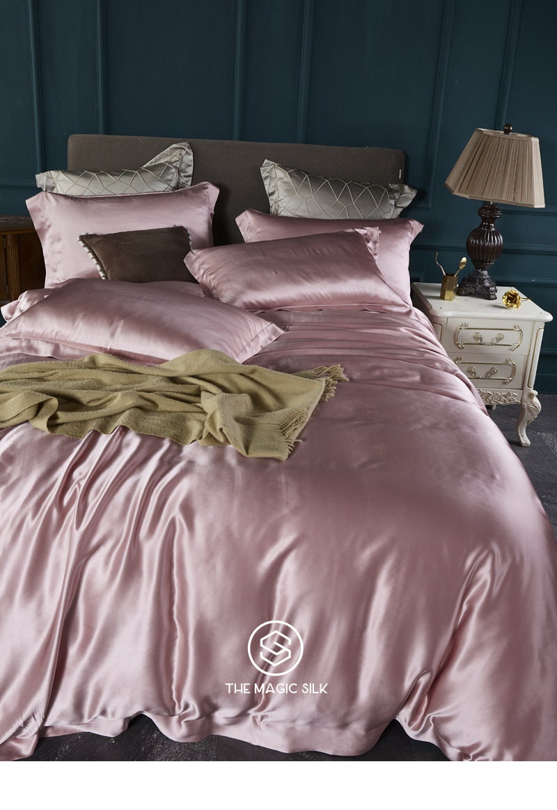 Luxurious Silk Bedding Set 4 pieces. Charmeuse silk bedding set in Anna Pink. Made in 25 momme 100% Anti-Allergic Mulberry Silk.