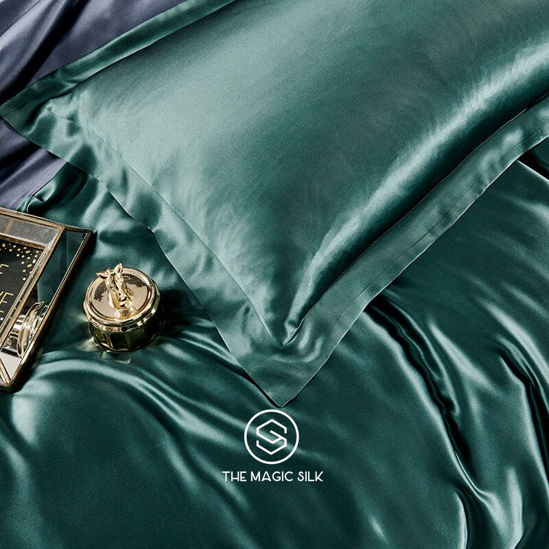 Luxurious Silk Bedding Set 4 pieces. Charmeuse silk bedding set in Dark Green. Made in 25 momme 100% Anti-Allergic Mulberry Silk.