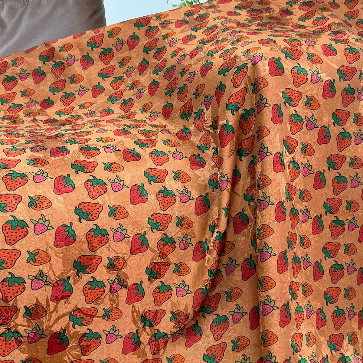 XYHYS 草莓- Jacquard HUALUO Hongyunsha silk fabric, 26 momme openwork texture, 110cm by the Yard