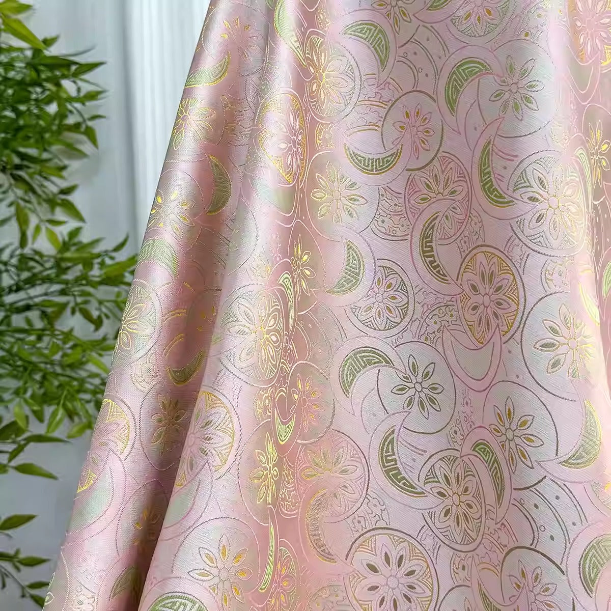 XYLDXSJ 月牙团窠粉色 - Gilt-Thread Song Brocade 织金宋锦, 38 momme 140cm wide by the yard