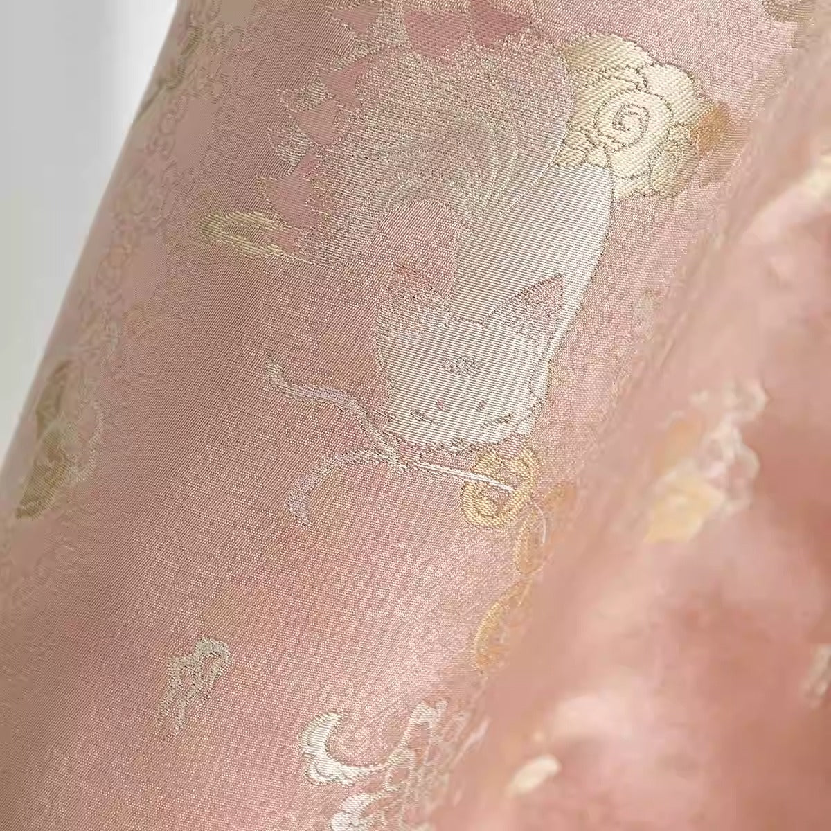 XYLDXSJ 铜线九尾狐粉色 - Gilt-Thread Song Brocade 织金宋锦, 38 momme 140cm wide by the yard